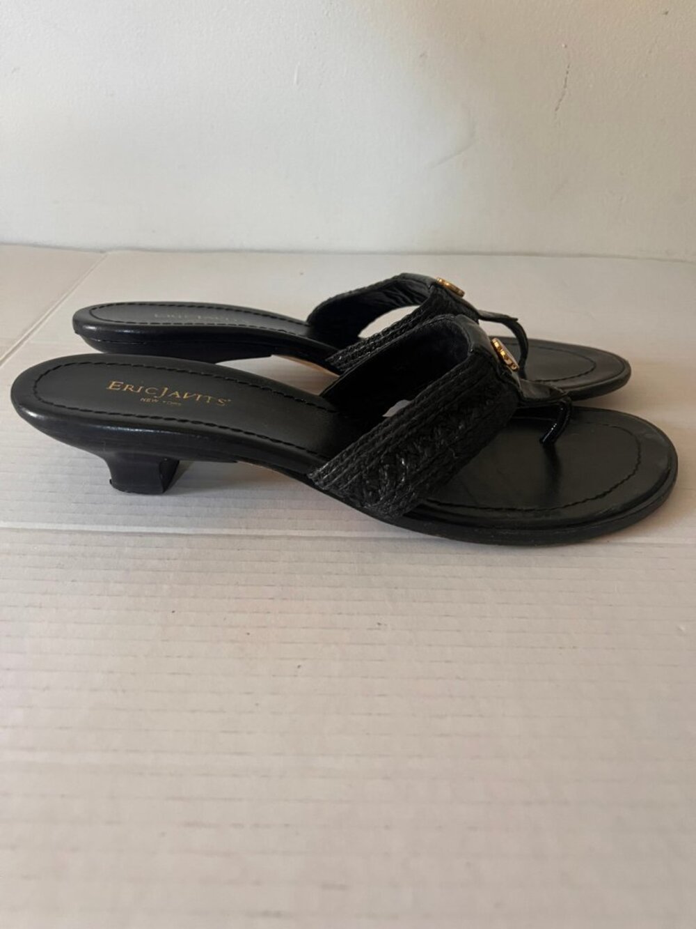 ERIC JAVITS THONG SANDAL KITTEN HEEL SZ 10